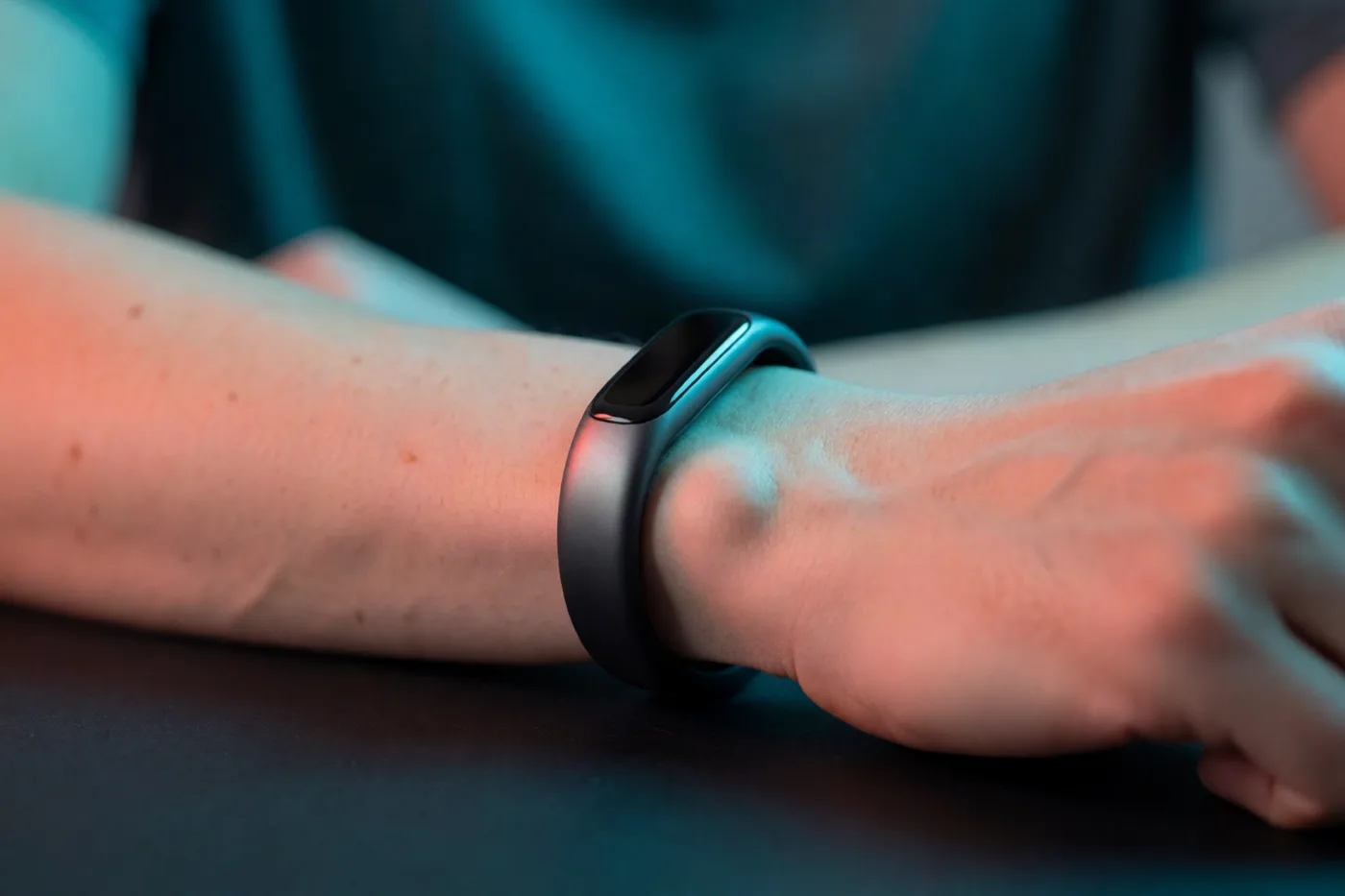 Pulse smart band worn on the wrist
